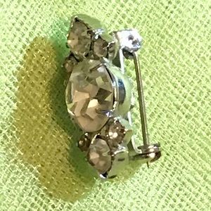 Simmering triple Rhinestone like pin